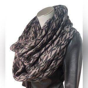 Michael kors logo”MK” blank and gray large scarf
